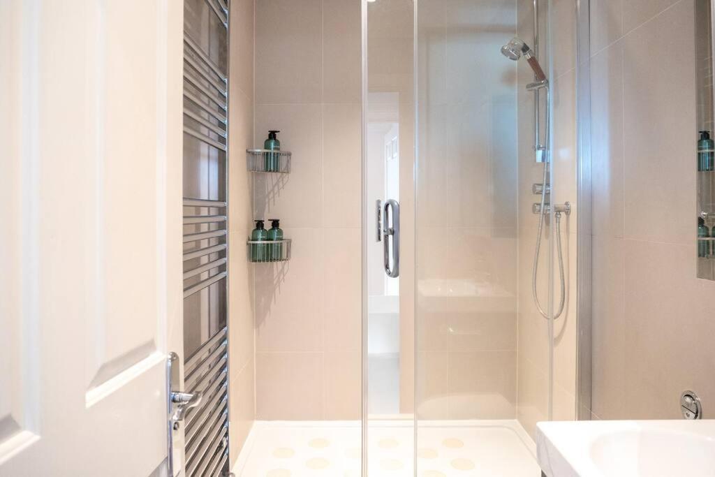 Stunning Views Modern Decor Flat In Kensington Appartement